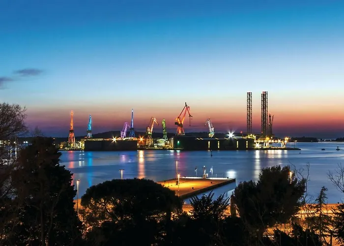 Riviera アパート プーラ